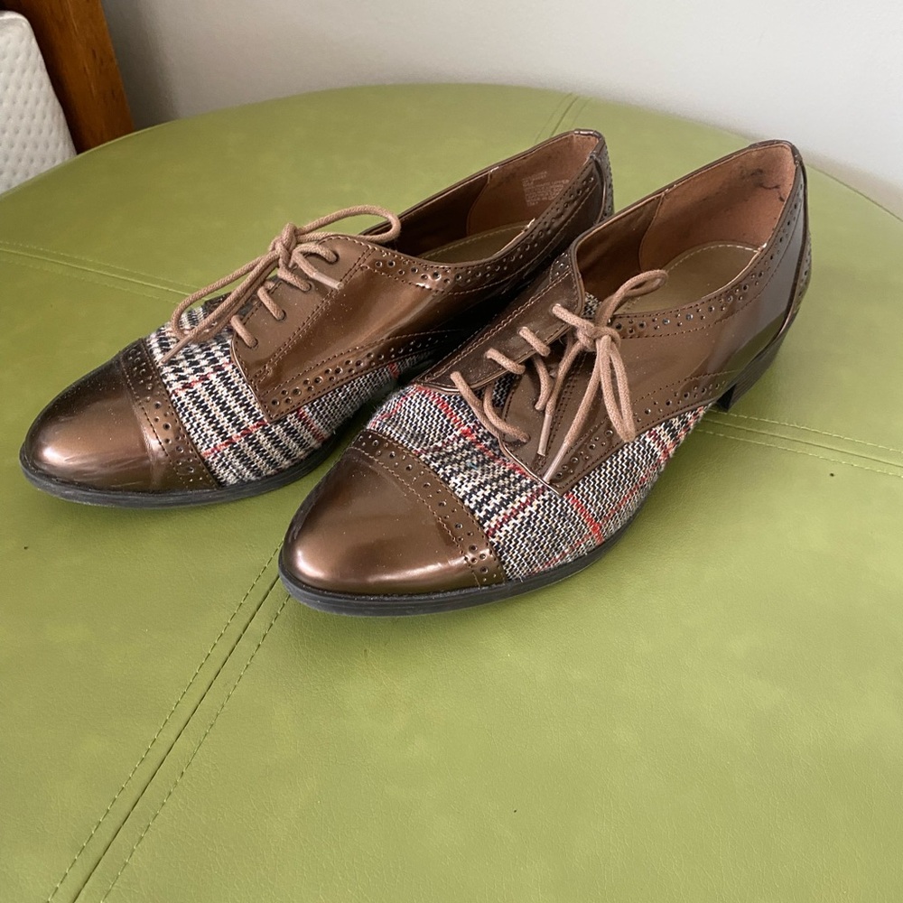 Anne Klein Oxford Brown Leather Flats with Unique Textile Accent - Picture 2 of 4
